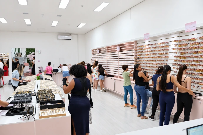 Consultora escolhendo semijoias para revenda consignada sem investimento